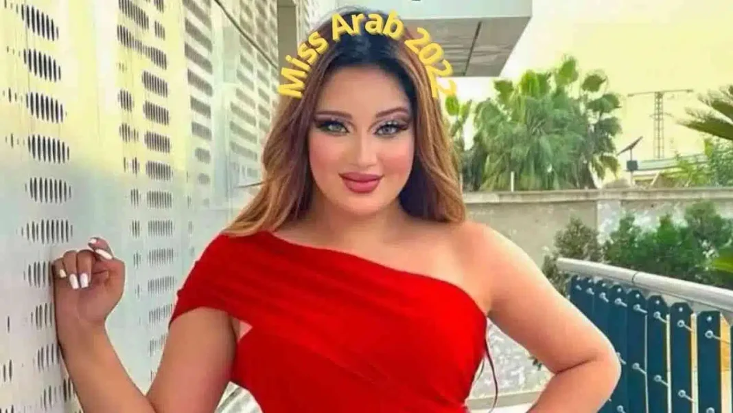 Miss Arab 2022 : Rania Chettouh relate sa fâcheuse expérience. Rania Chettouh, Miss Arab 2022, en robe rouge sur un balcon.