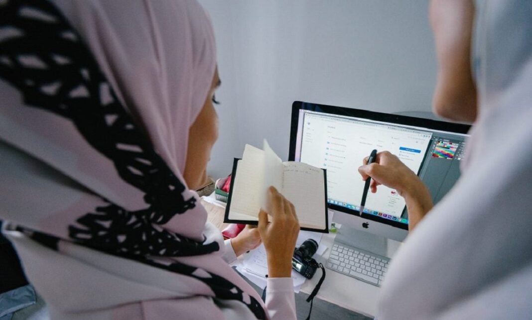 Canada : 84% des musulmans victimes de discrimination au travail Deux femmes travaillent ensemble devant un ordinateur et un carnet.