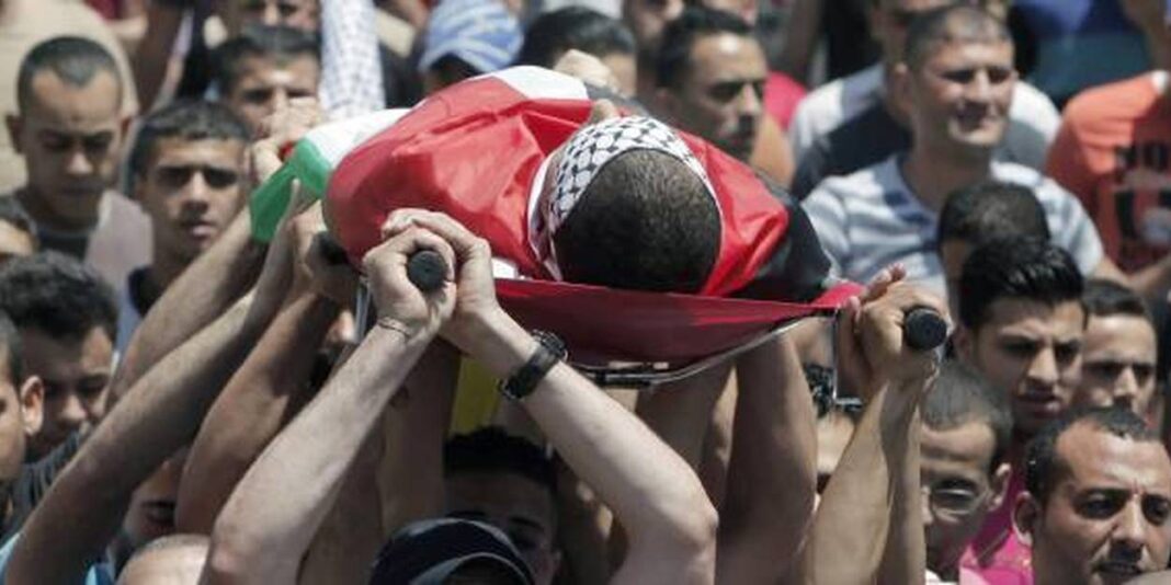 Les forces israéliennes tuent un jeune palestinien de 14 ans Jeune palestinien blessé transporté par des manifestants.