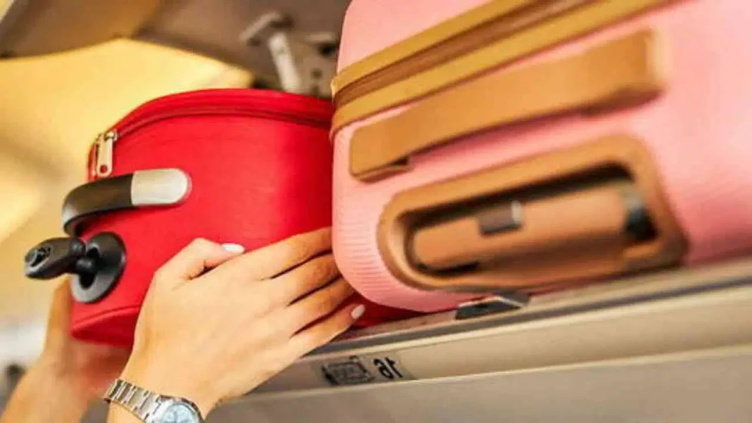 Bagages pour Omra : interdictions saoudiennes Bagages en cabine avec valise rose et sac rouge pour Omra.