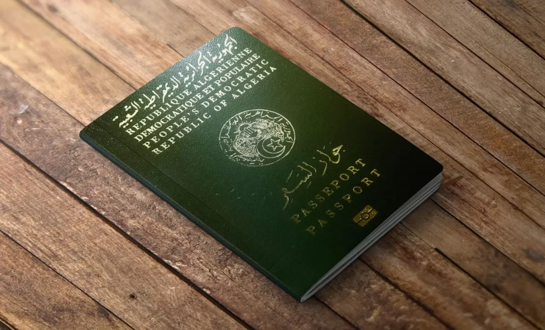 Loi de finances 2024: voici le nouveau prix du passeport algérien Passeport algérien vert sur table en bois.