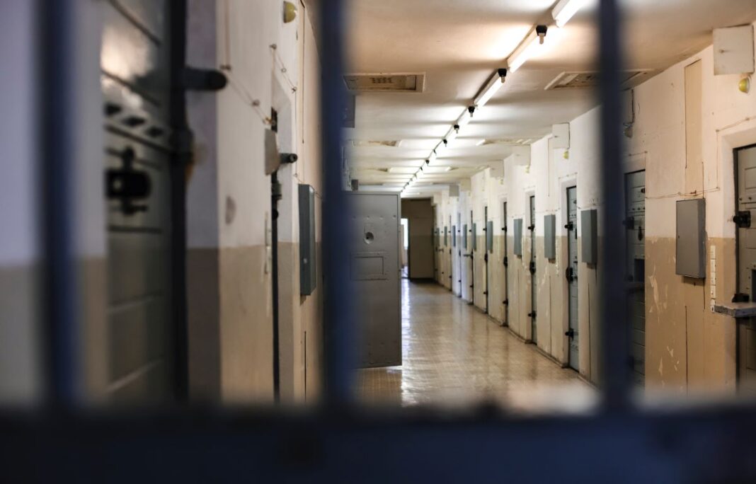 Espagne : violents affrontements entre Marocains et Algériens Couloir de prison vu à travers des barreaux en Espagne.