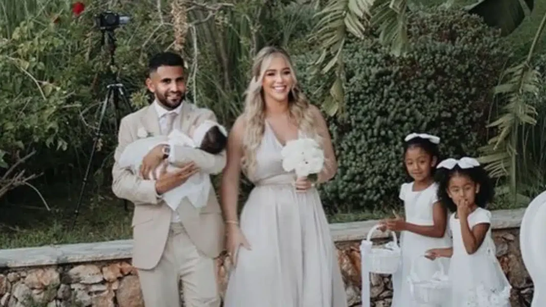 Riyad Mahrez avec ses filles lors d'une cérémonie en plein air.