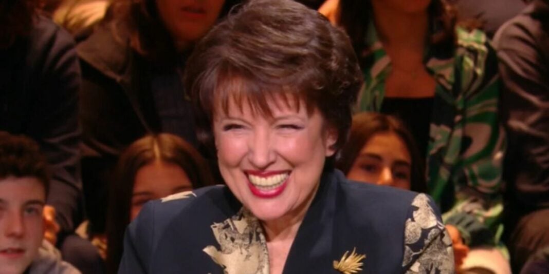 France : l’ex-ministre de la Culture Roselyne Bachelot sous le charme de Youssouf Fofana Roselyne Bachelot souriante entourée de jeunes lors d'une rencontre publique.