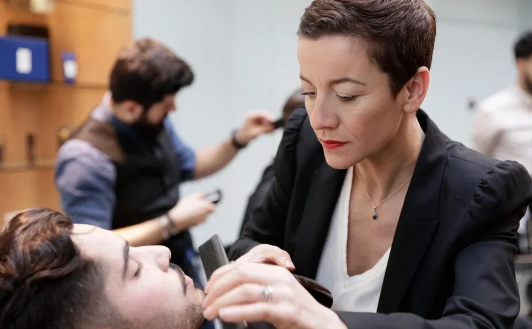 A la découverte de l’Algérienne de Kabylie première barbière de France Femme barbière en action avec un client dans un salon de coiffure moderne.