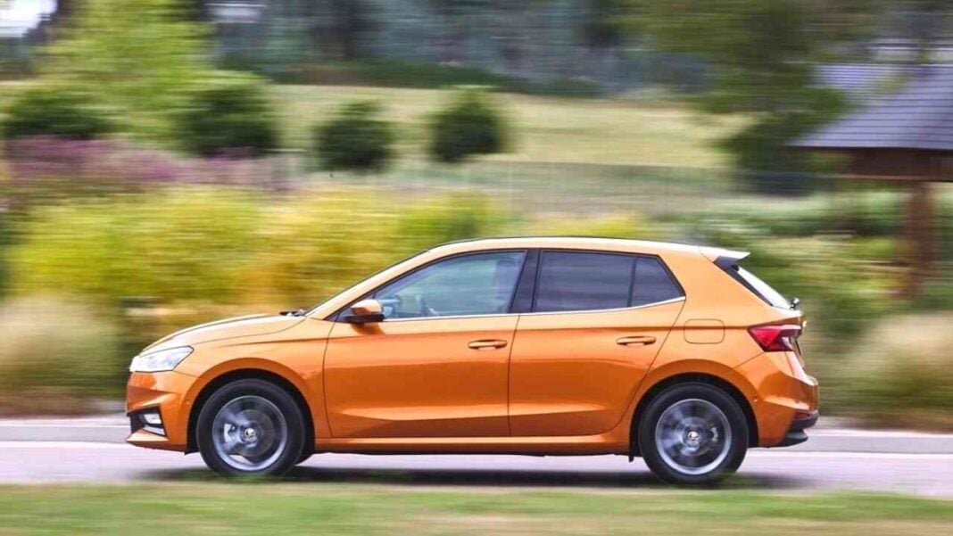 Skoda Fabia 2022 en Algérie : Voici son prix et ses caractéristiques Voiture Skoda Fabia 2022 en couleur orange sur route algérienne.