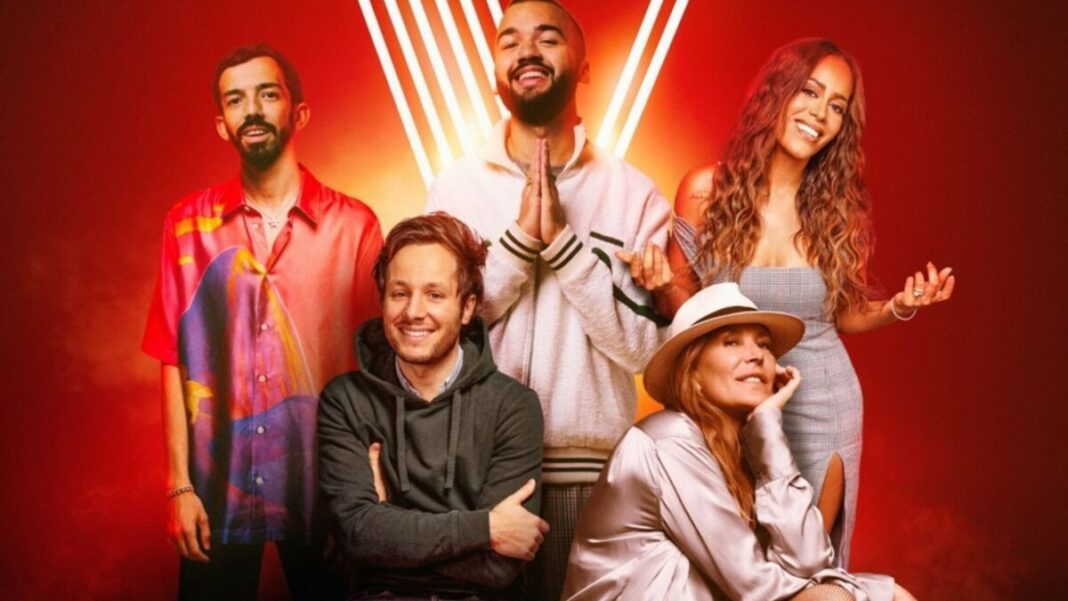 The Voice 2023 : nouvelles règles, jury, date de diffusion… tout sur la saison 12 Groupe de juges de The Voice 2023 avec ambiance lumineuse.
