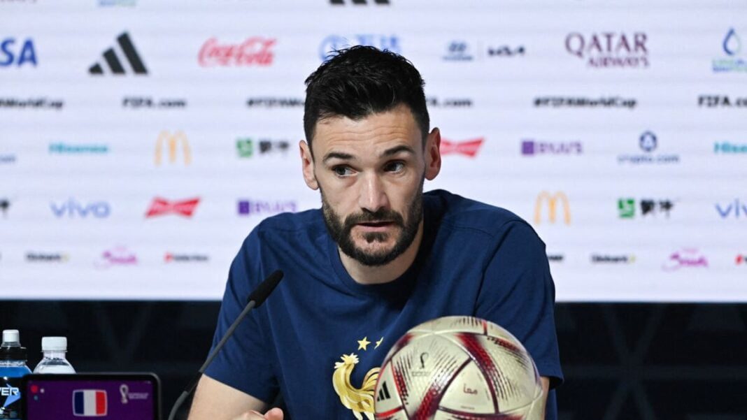 Coup de tonnerre! A propos du départ de Karim Benzema, Hugo Lloris fait de croustillantes déclarations. Hugo Lloris en conférence de presse avec ballon de football.