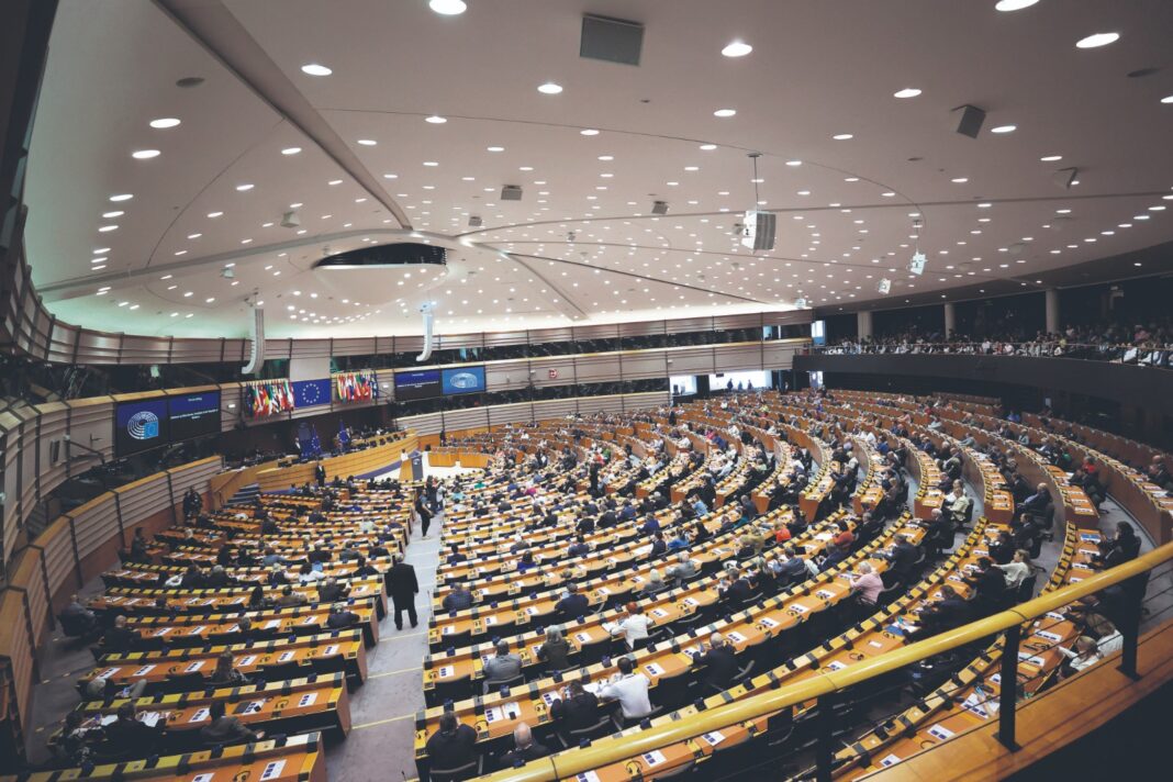 Salle du Parlement européen Salle du Parlement européen avec députés et audience.