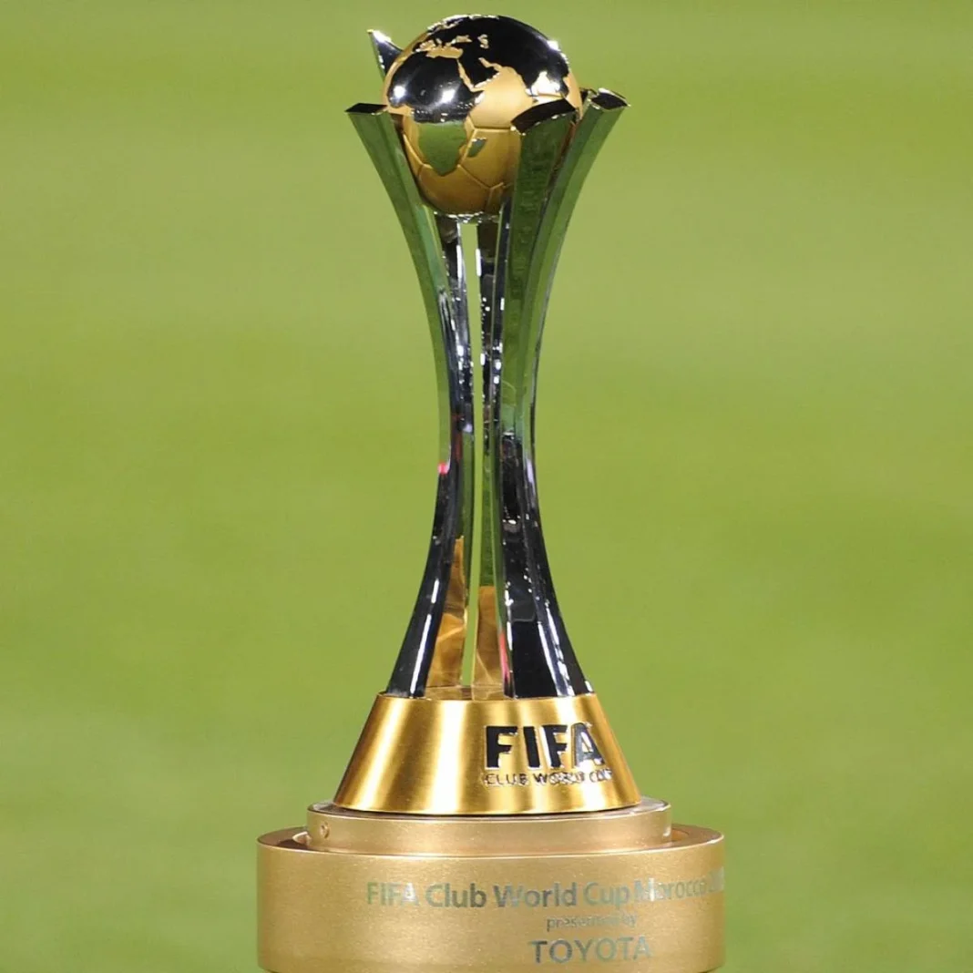 Trophée de la Coupe du Monde des Clubs Trophée de la Coupe du Monde des Clubs en or et noir.