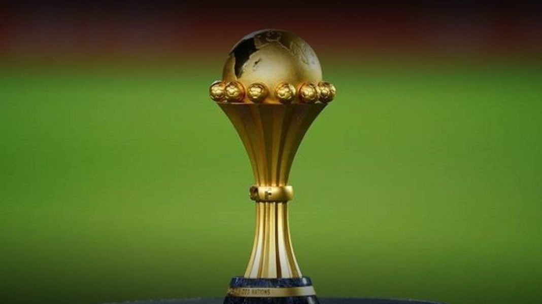 CHAN-2022: « L’Algérie a fait un super boulot » a déclaré l’entraineur de L’Angola. Trophée de football doré sur fond vert.