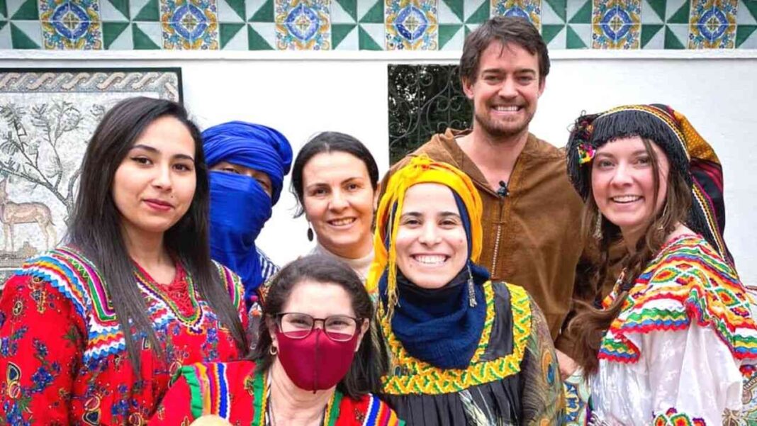 Incroyable! voici ce que les ambassades des USA et du Canada ont fait lors du Yennayer 2973 Groupe de personnes en tenue traditionnelle lors du Yennayer 2973.