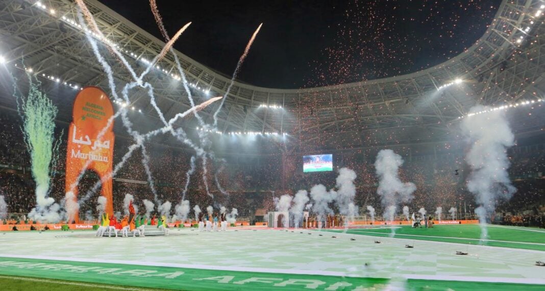 Finale CHAN Algérie – Sénégal, la grande nouvelle pour les fans des fennecs Célébration de la finale CHAN avec feux d'artifice et fumée dans le stade.