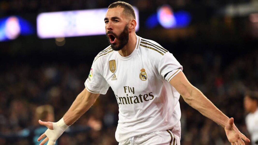 Saint-Valentin : Benzema affole la Toile à travers cette action Karim Benzema célèbre un but avec Real Madrid en match.