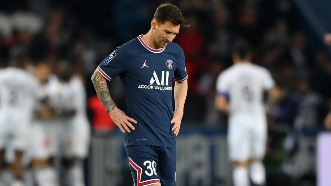 Coup de théâtre au PSG ! C’est terminé pour Lionel Messi Lionel Messi en maillot du PSG sur le terrain de football.