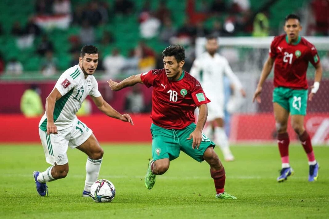 Officiel, le Maroc annule sa participation au CHAN 2022 Algérie, Joueur marocain et algérien en duel lors d'un match de football.