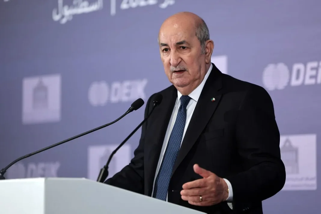 L’Algérie débourse une enveloppe d’un milliard de dollars pour le développement en Afrique Homme politique parlant lors d'une conférence officielle.