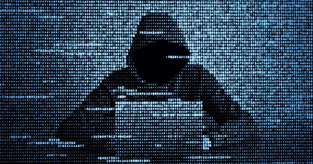 Vigilance! le site de l’APS victime de cyberattaques, le Maroc impliqué! Hacker masqué utilisant un ordinateur lors d'une cyberattaque.