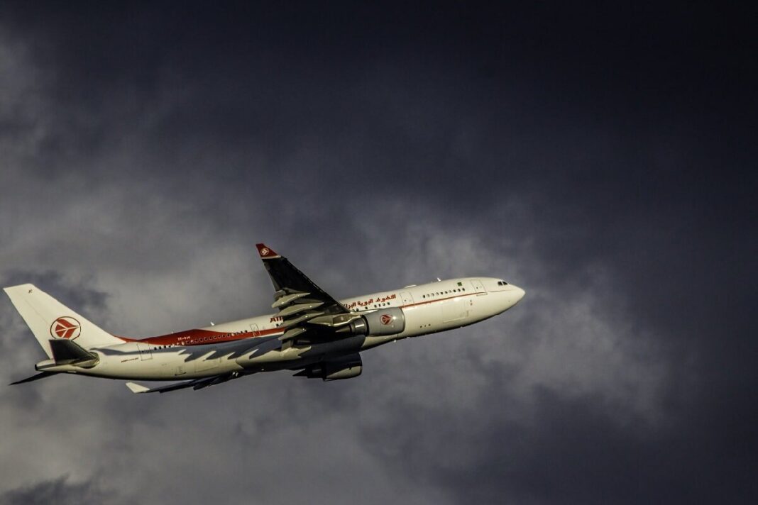 Air Algérie : Voici la liste des vols qui connaitront des perturbations Avion d'Air Algérie survolant des nuages sombres.