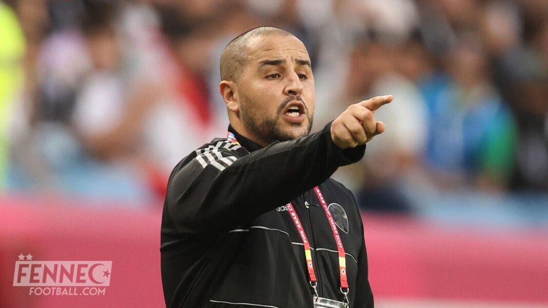 Madjid Bougherra, l’incroyable revirement de situation Entraîneur de football donnant des instructions sur le terrain.