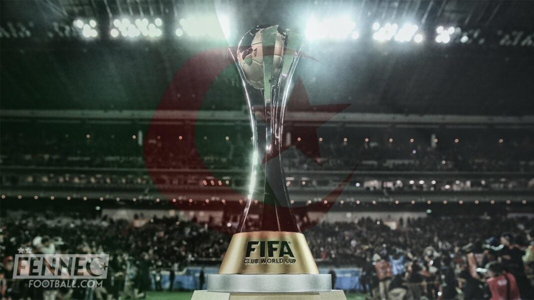 Trophée de la FIFA lors d'un match au Maroc.