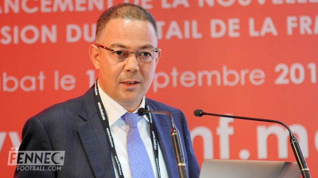 CAN 2025: l’énorme tension entre Lekjaa et Motsepe Personne parlant lors d'une conférence sur la CAN 2025.
