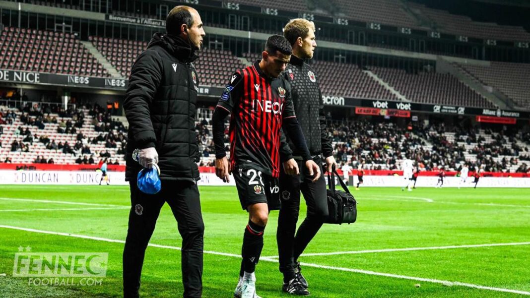 Le verdict est tombé : Youcef Atal encore indisponible pour une longue période ! Youcef Atal sortant du terrain avec blessure lors d'un match de football.