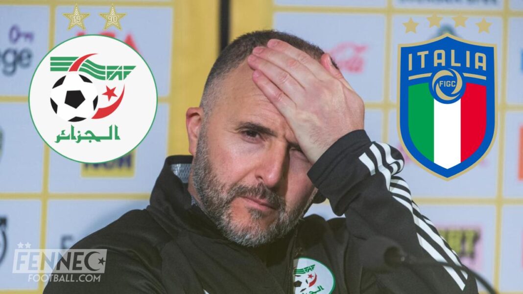 Djamel Belmadi en conférence de presse, visage préoccupé, avec logos de l'Algérie et de l'Italie en.