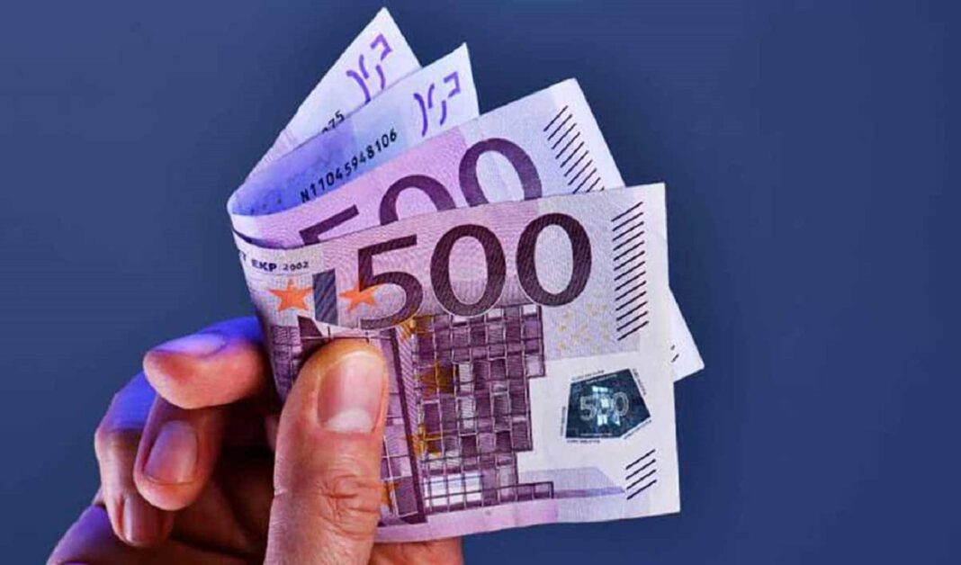 Découvrez le prix du taux de change de 1000 euros au square d’Alger et à la Banque d’Algérie Main tenant des billets de 50, 100 et 500 euros contre un fond bleu.