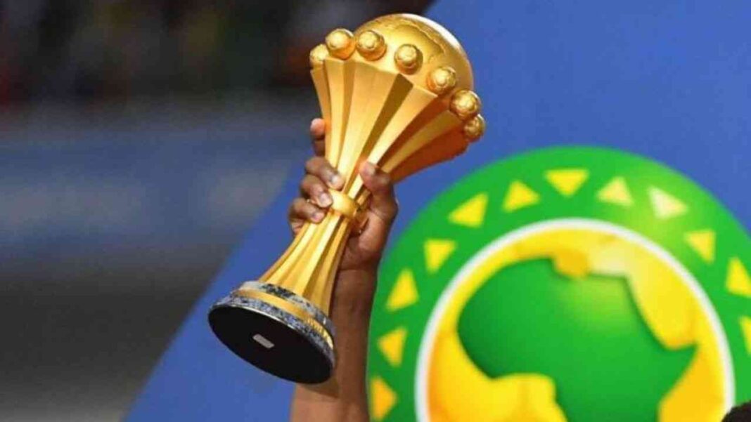 Trophée de la CAN 2025 avec un fond de logo africain.