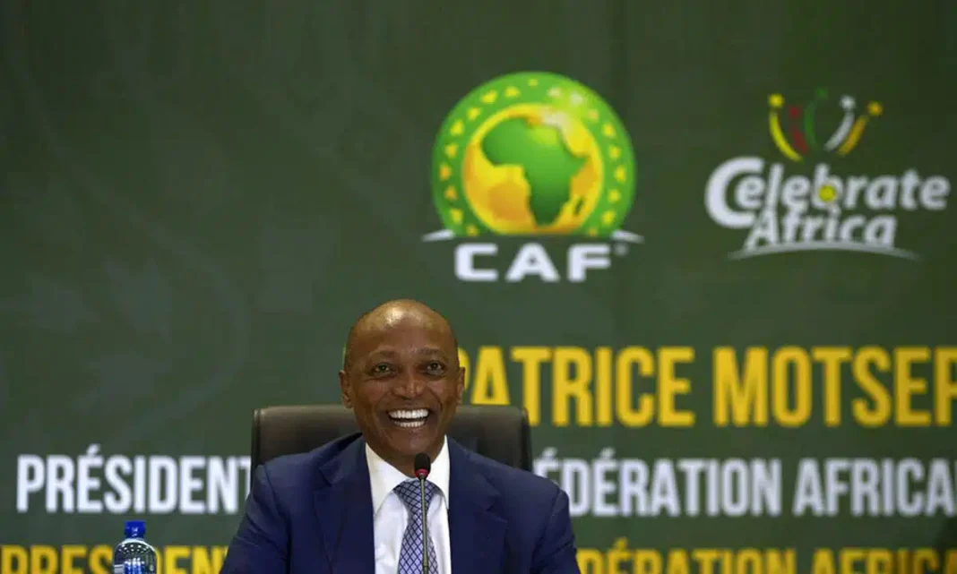 CAN 2025 : Le Maroc et la CAF concoctent un horrible coup contre l’Algérie ! Président de la CAF lors d'une conférence en Afrique.