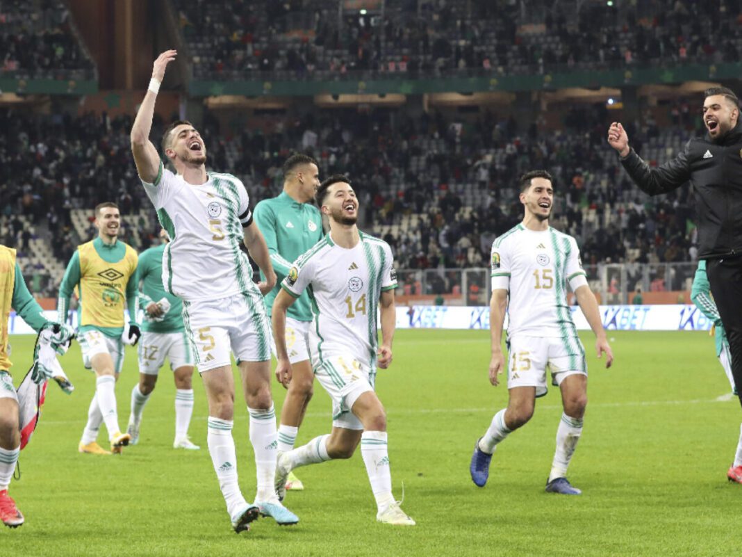 CHAN 2022 Algérie : Voici la prime réservée aux verts au cas de sacre Équipe d'Algérie de football célébrant leur victoire au CHAN 2022.