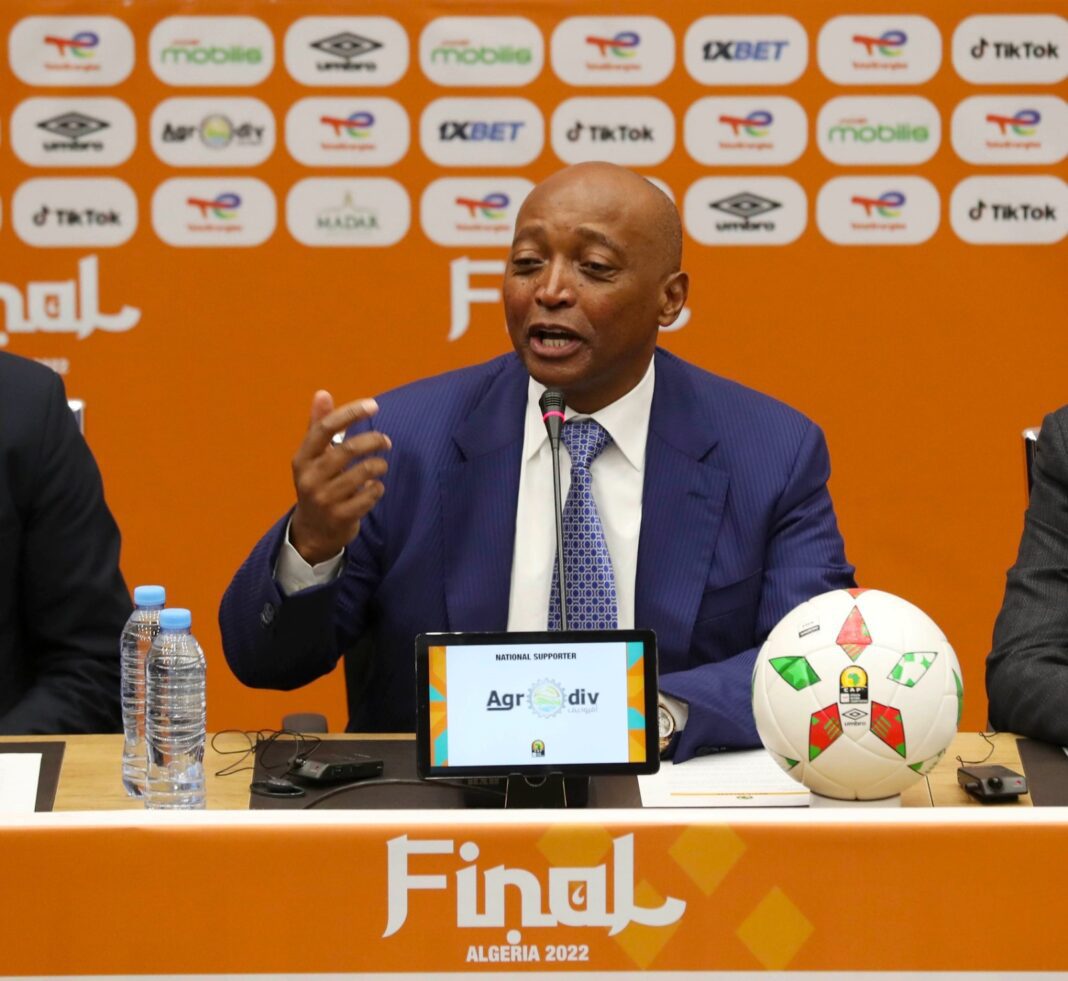 CHAN-2022/Organisation : Pari réussi pour l’Algérie Homme en costume bleu lors d'une conférence de presse au CHAN 2022.