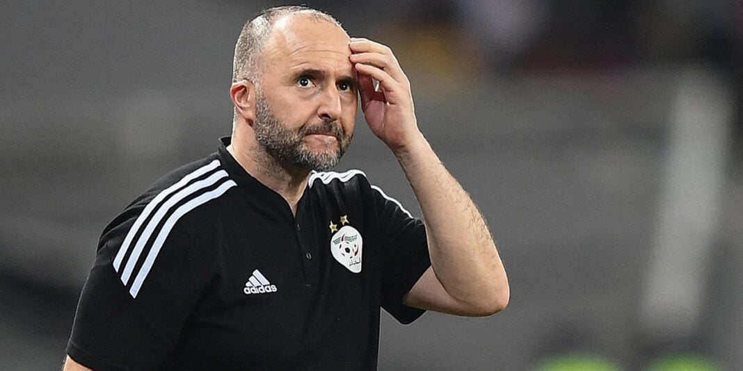 Ça n’en finit pas ! Encore une mauvaise nouvelle pour Djamel Belmadi ! Djamel Belmadi, entraîneur de football, en pleine réflexion lors d'un match.
