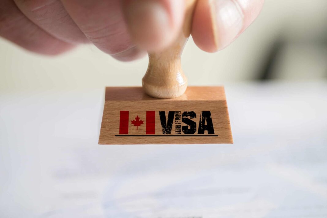 Aubaine ! Le Canada allège le joug des migrants à travers ce geste salvateur. Tampon avec le mot 'VISA' et drapeau canadien.
