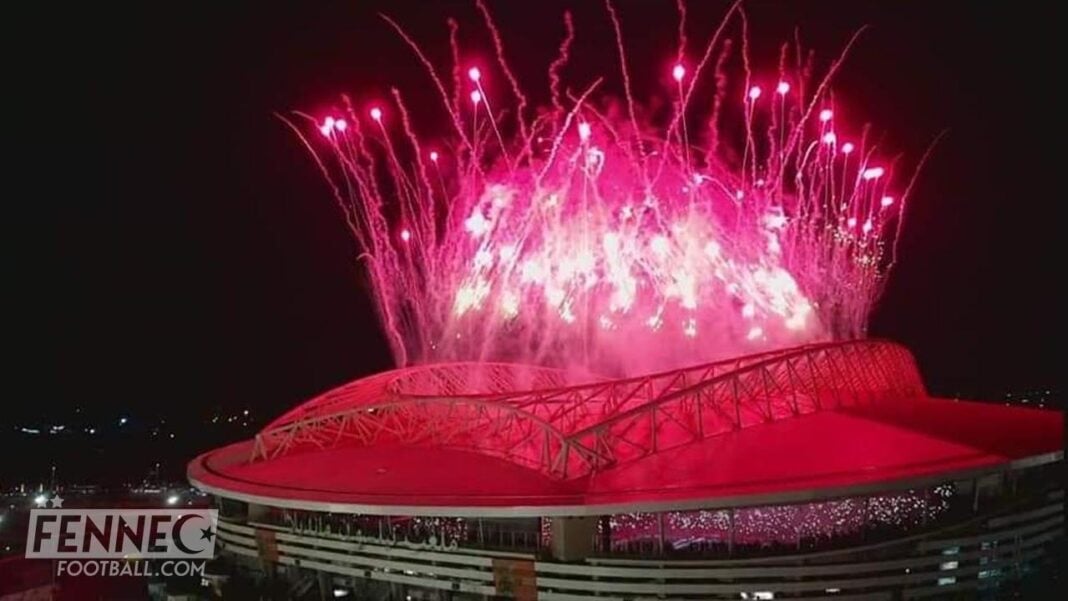 Feu d'artifice au stade FENNEC Feu d'artifice coloré illuminant le stade FENNEC lors d'une célébration.