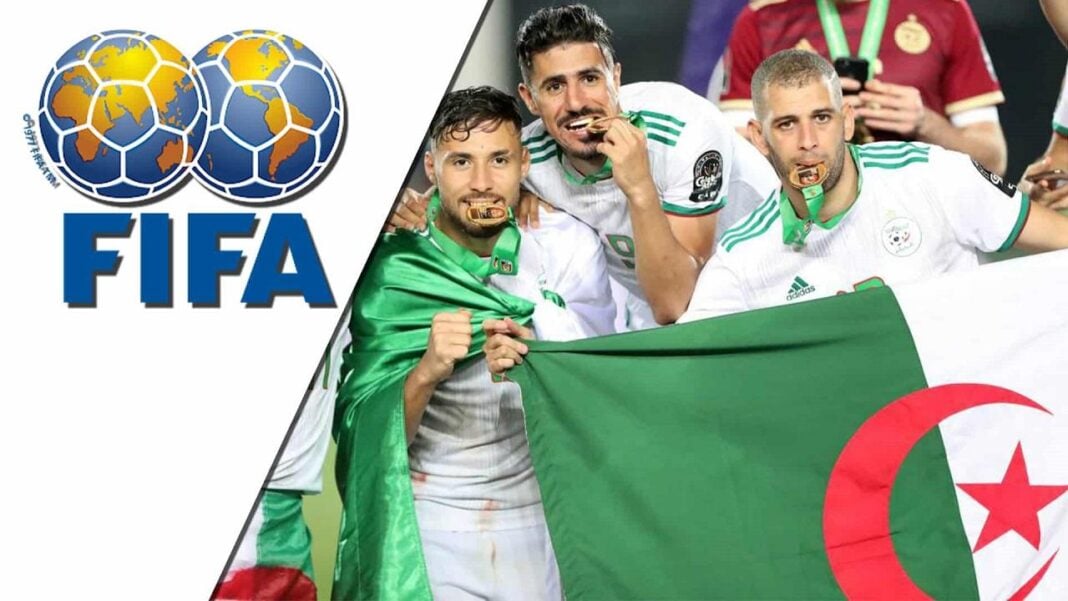 Équipe nationale algérienne de football Les joueurs algériens célèbrent leur victoire avec le drapeau national.