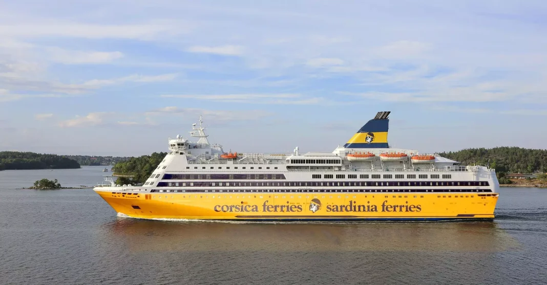Corsica Linea : Entre luxe et prix exorbitants, les passagers en proie à un embarras de taille. Ferry Corsica Sardinia Ferries naviguant en mer sous un ciel clair.