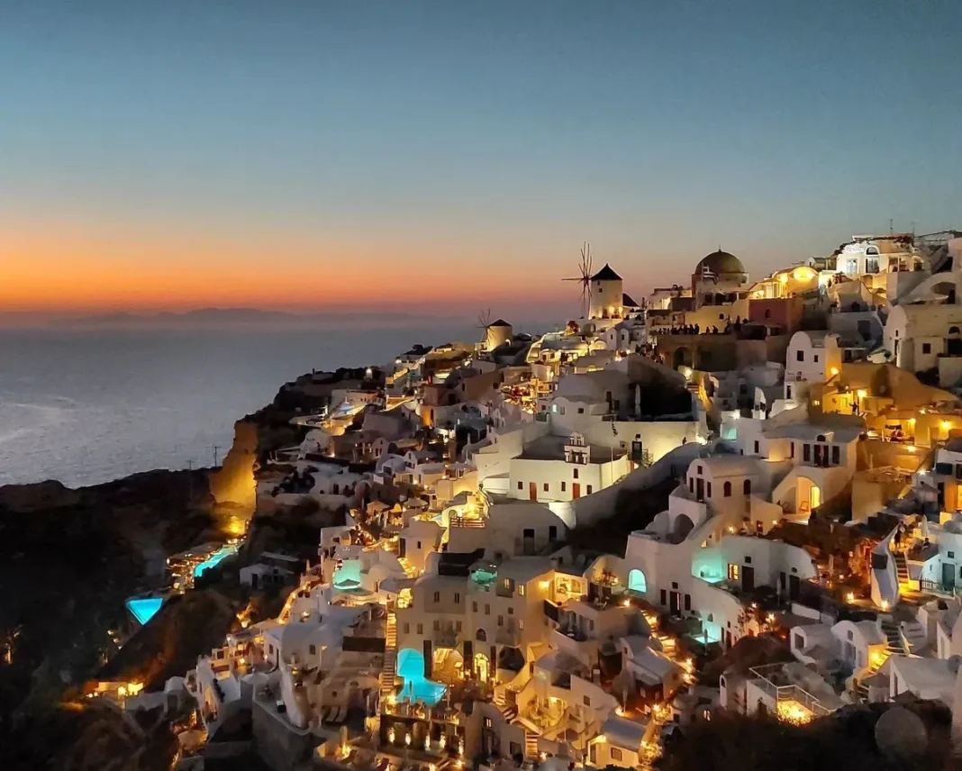 Santorin, Grèce au coucher du soleil Vue de Santorin avec maisons blanches et mer au coucher du soleil.