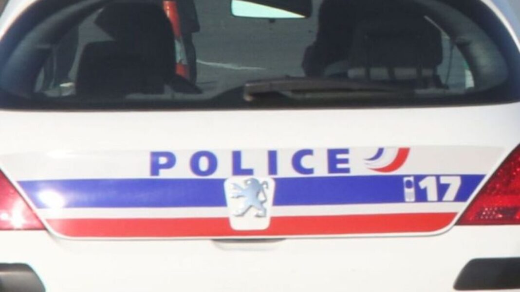 Triste: En France, un handicapé se fait agresser par des mineurs algériens. Voiture de police française avec logo et numéro d'urgence 17.