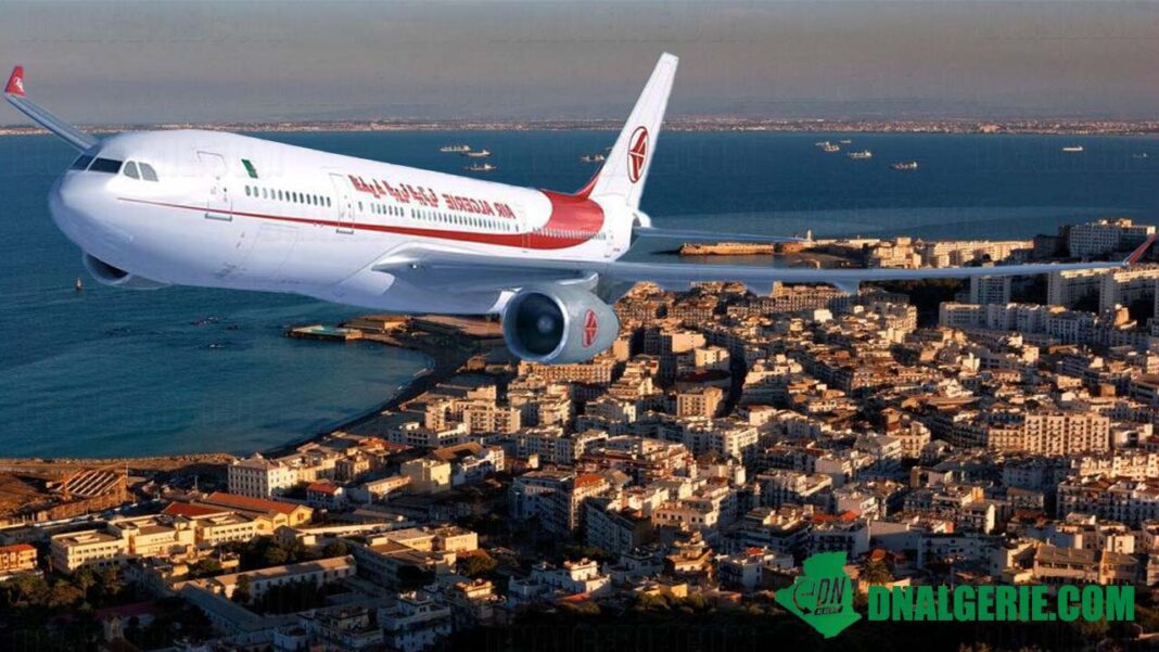 Encore une surprise à Air Algérie : de nouvelles promotions sur les vols, en vue Avion Air Algérie survole la ville avec la mer en arrière-plan.