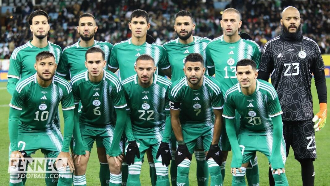 Énorme crise en équipe d’Algérie : le Ministère de la Jeunesse prend des mesures drastiques. Groupe de joueurs de football algériens en uniforme vert.