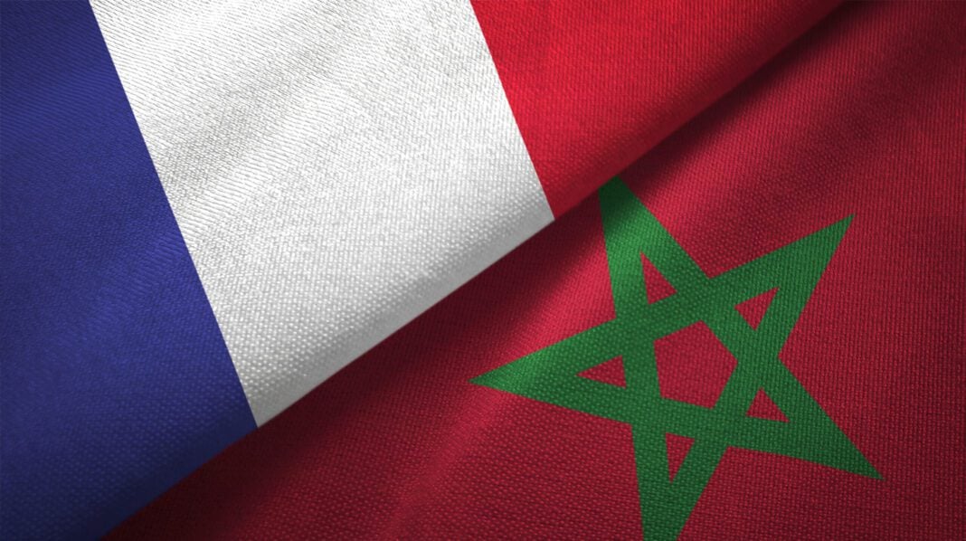 Drapeaux de la France et du Maroc Drapeaux de la France et du Maroc côte à côte, symbolisant leur relation.