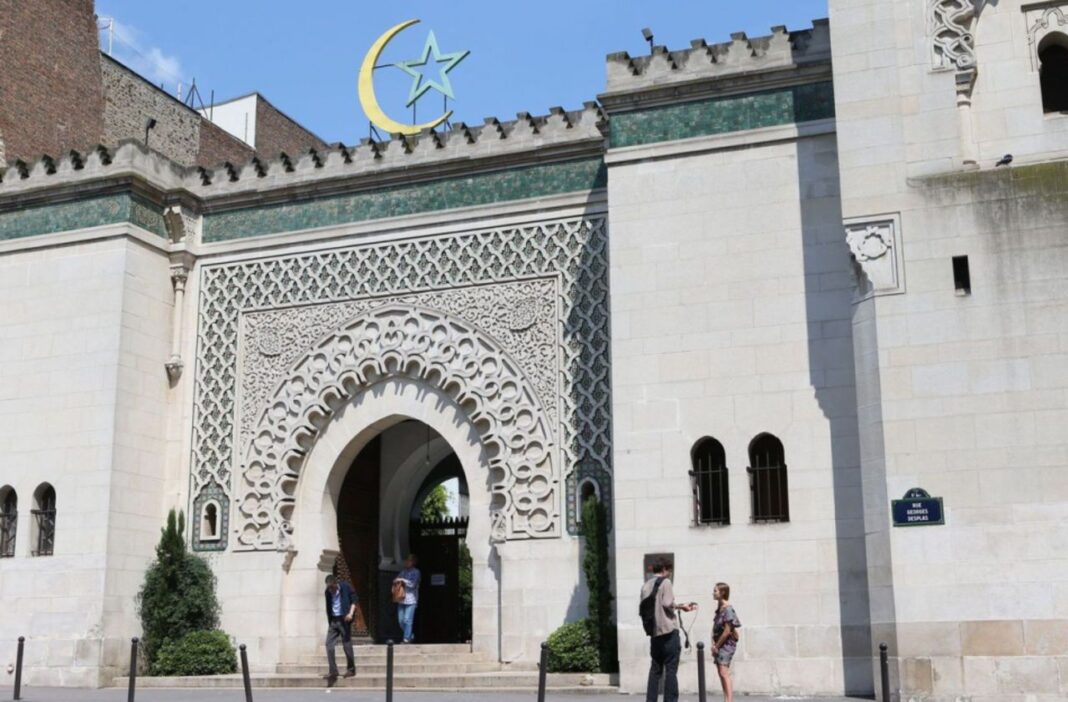 Mosquée historique à Tunis Entrée d'une mosquée avec décorations arabes et croissant de lune.