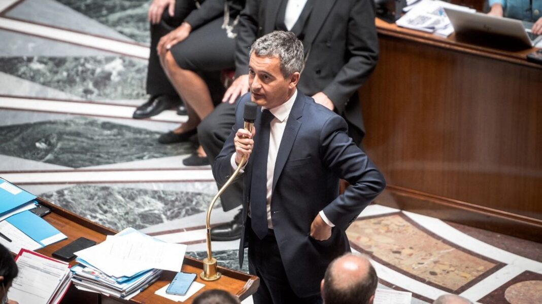 Gérald Darmanin parle lors d'une séance parlementaire en France.