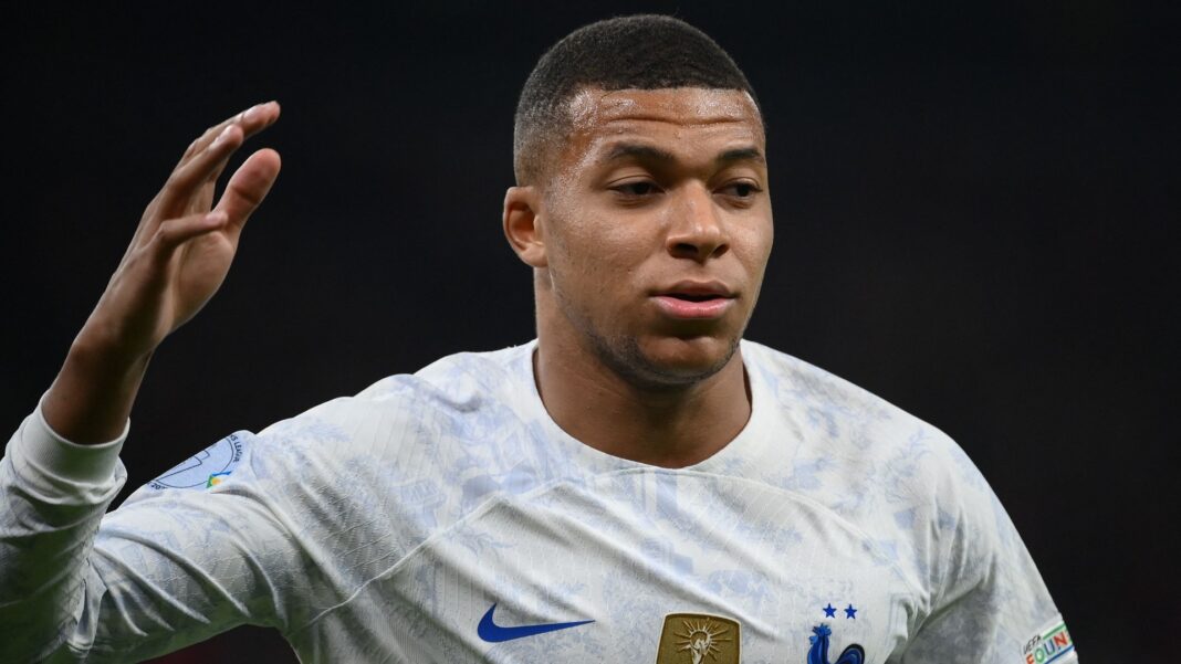 Kylian Mbappé en action, portant le maillot de l'équipe de France.