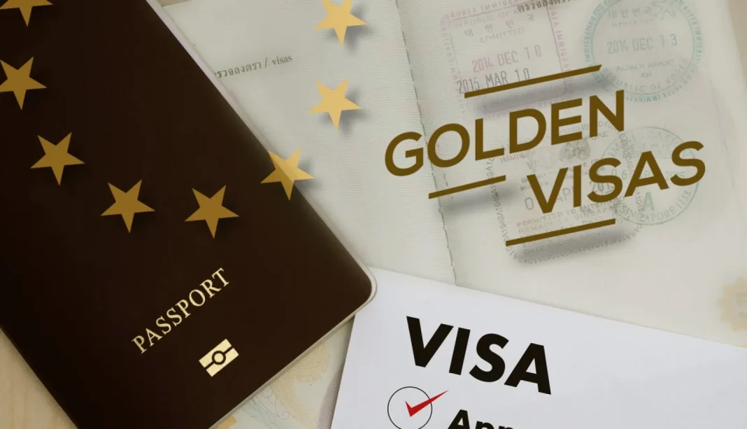 Passeport et visas avec étoiles dorées, fin du programme de visa d'or.