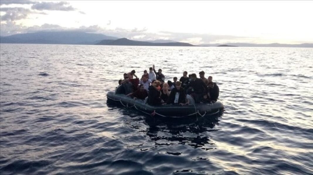 Groupe de harraga en bateau sur la mer en route vers l'Espagne.