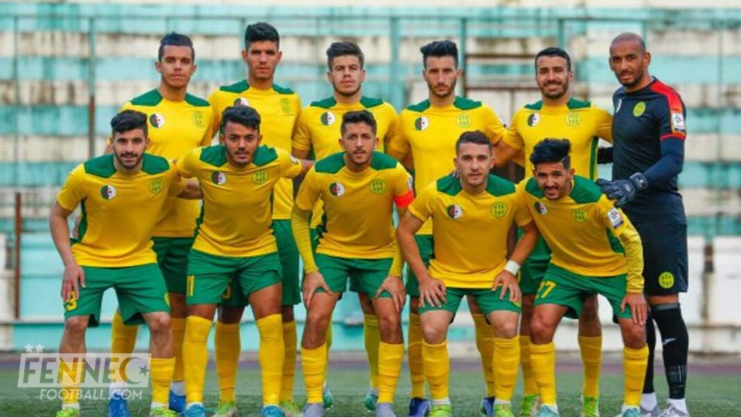 Scandale en Ligue des champions de la CAF : JS Kabylie impliquée Groupe de joueurs de football JS Kabylie en tenue jaune et verte.