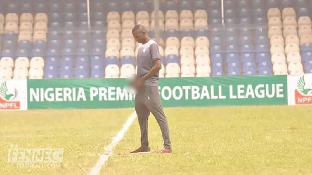 L’énorme tollé provoqué par ce joueur africain Joueur africain sur le terrain de football en train de peindre la ligne de but.